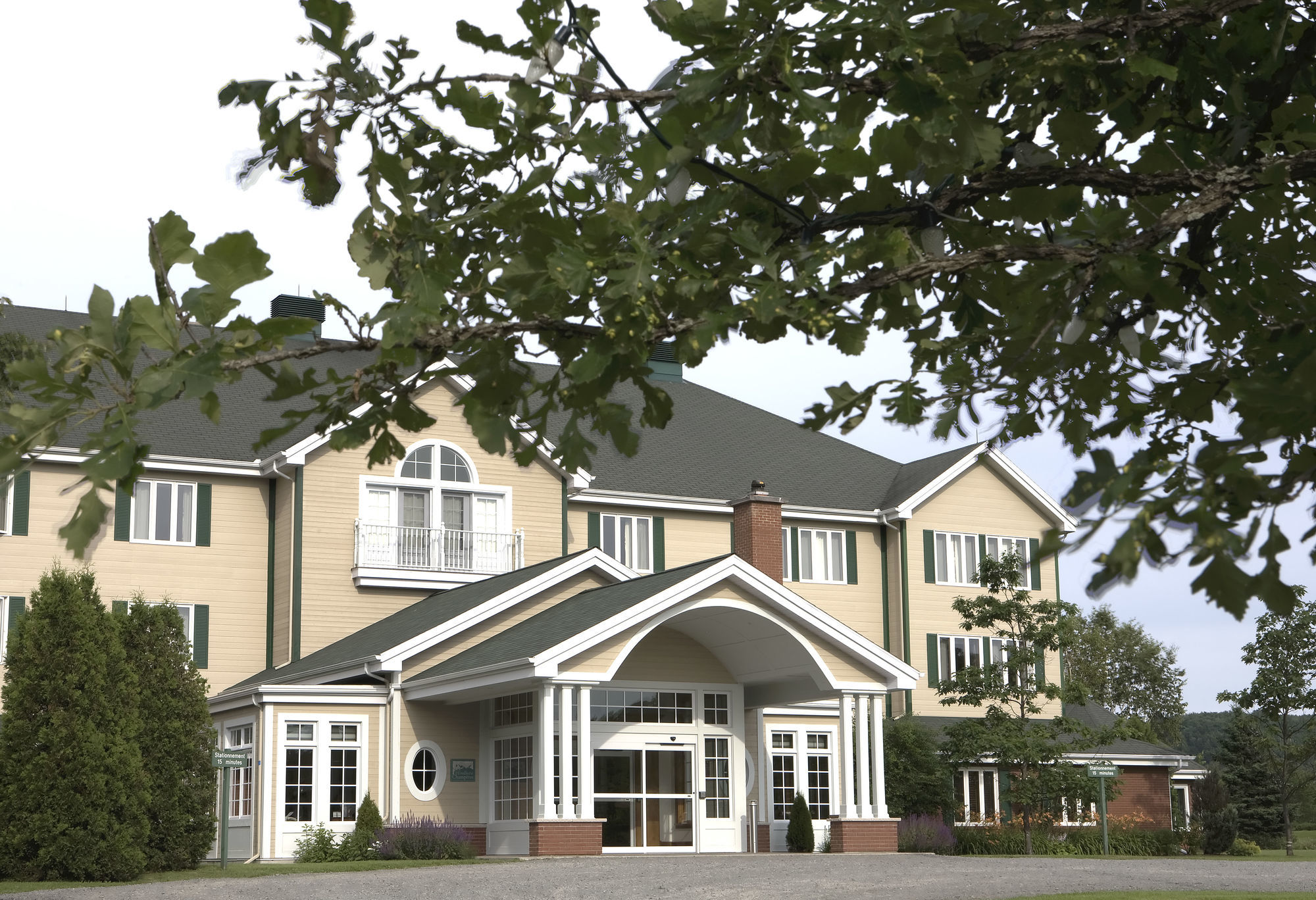 Auberge Du Lac-A-L'Eau-Claire Saint-Alexis-des-Monts Exterior photo