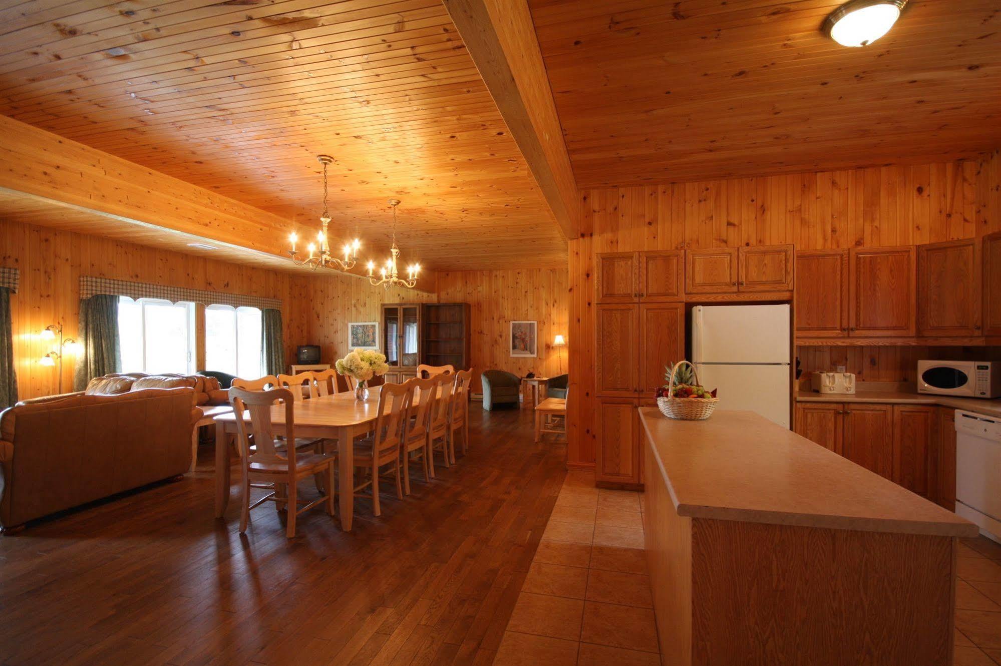 Auberge Du Lac-A-L'Eau-Claire Saint-Alexis-des-Monts Exterior photo